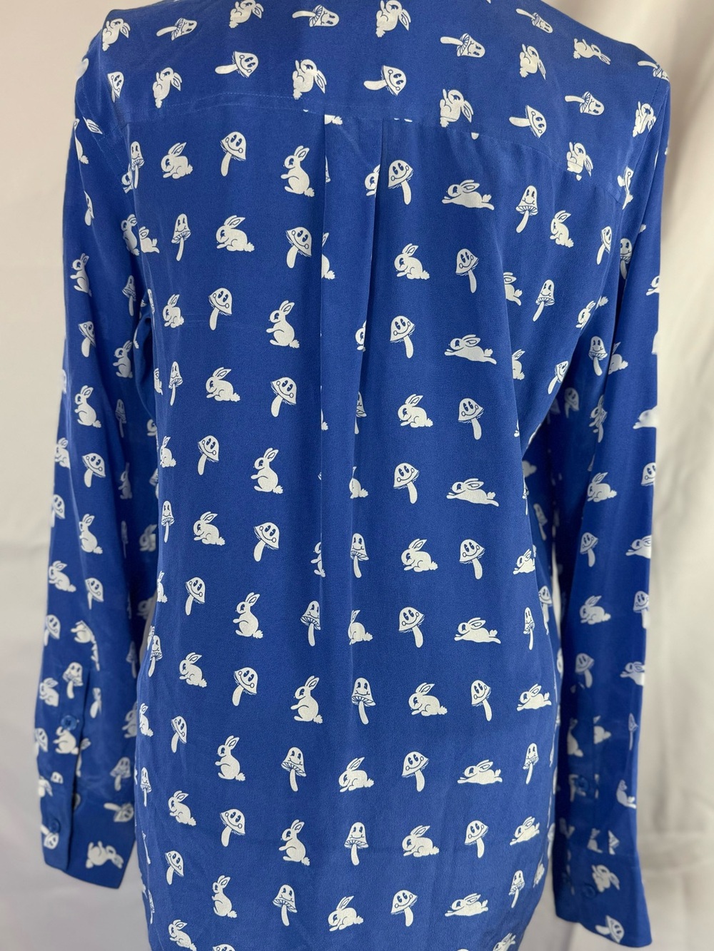 Equipment Silk Blue Button-Up Blouse with Bunny + Mushroom Print Size Small E61 - Picture 10 of 14